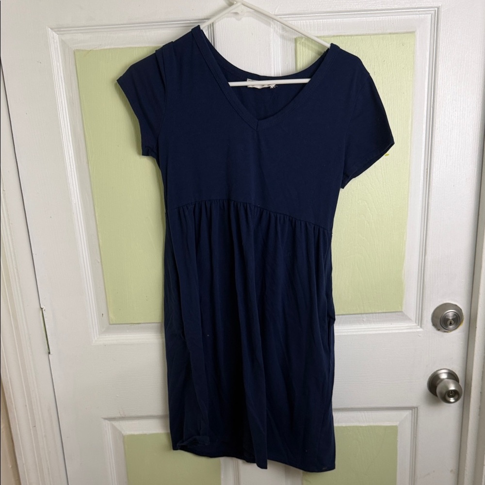 (1998) Forever 21 Rose Navy V-Neck Tee, Size: Medium